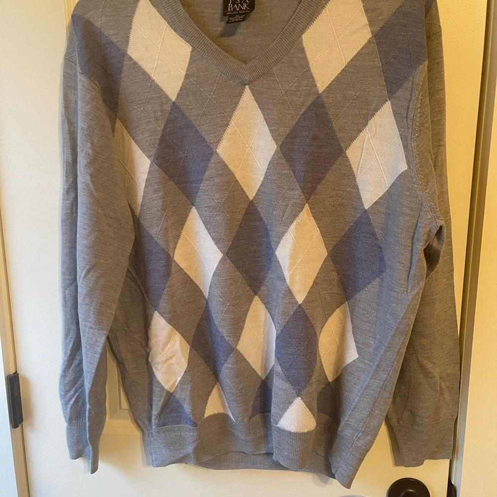 Jos. A. Bank V-Neck Marino wool Sweater in Gray and Blue Argyle